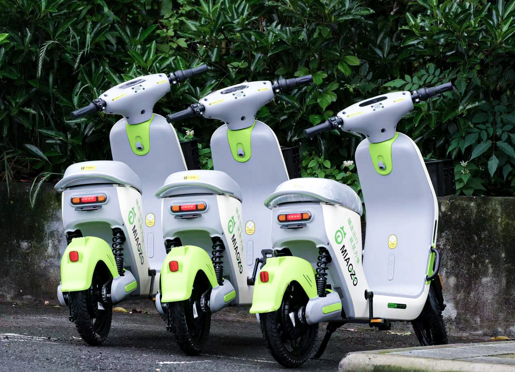 停在路边的喵走出行共享电单车