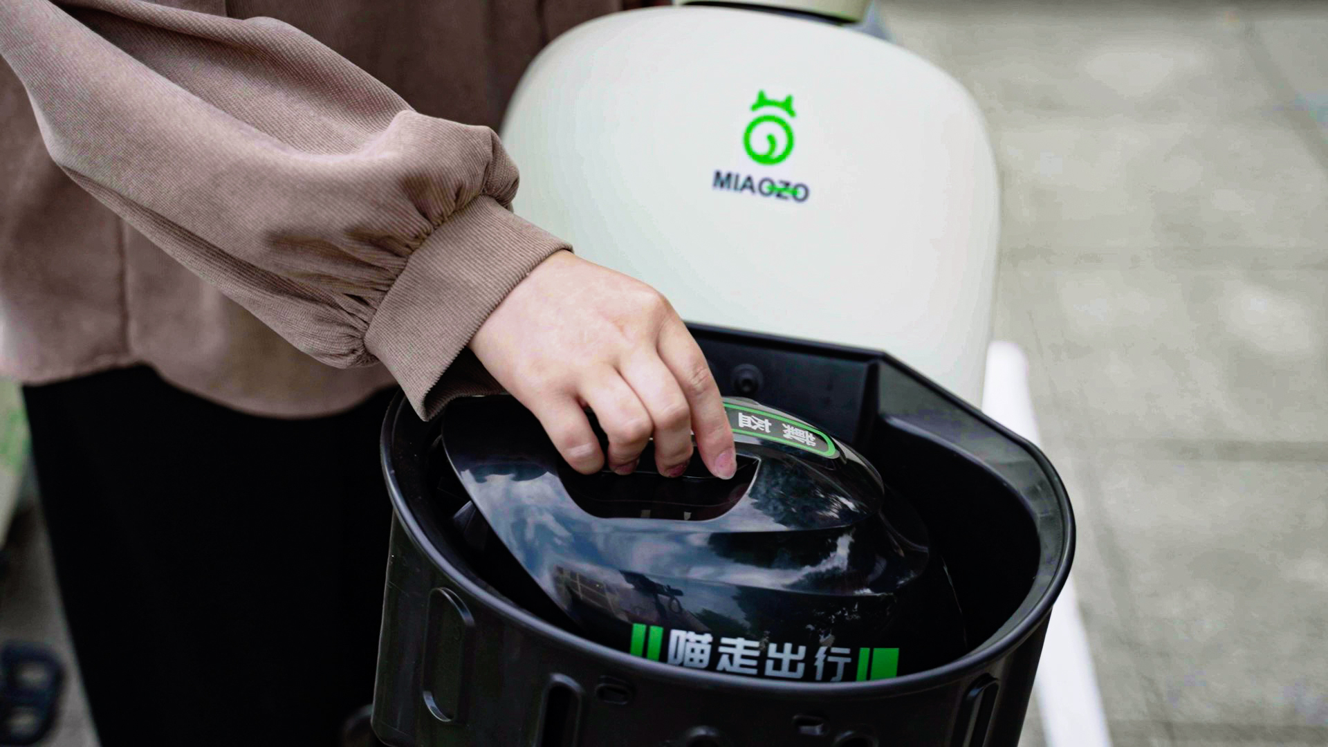 骑共享电单车要佩戴好安全头盔